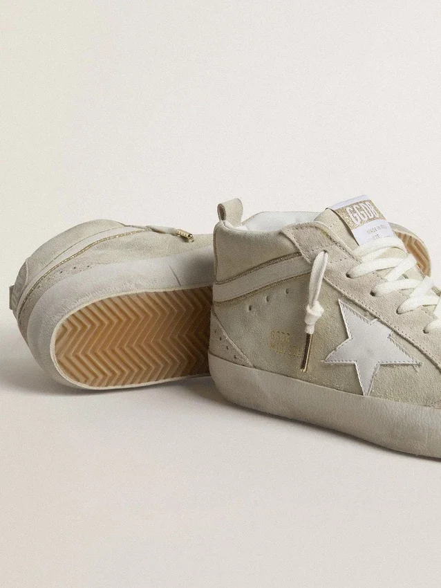 Mid Star aus hellgrauem Wildleder mit weißem Lederstern