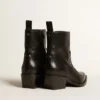 Niedrige „Debbie“-Stiefel aus schwarzem Leder mit Schlangenprint