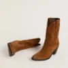 Niedrige „Wish Star“-Stiefel aus cognacfarbenem Wildleder mit ton-in-ton gesticktem Stern