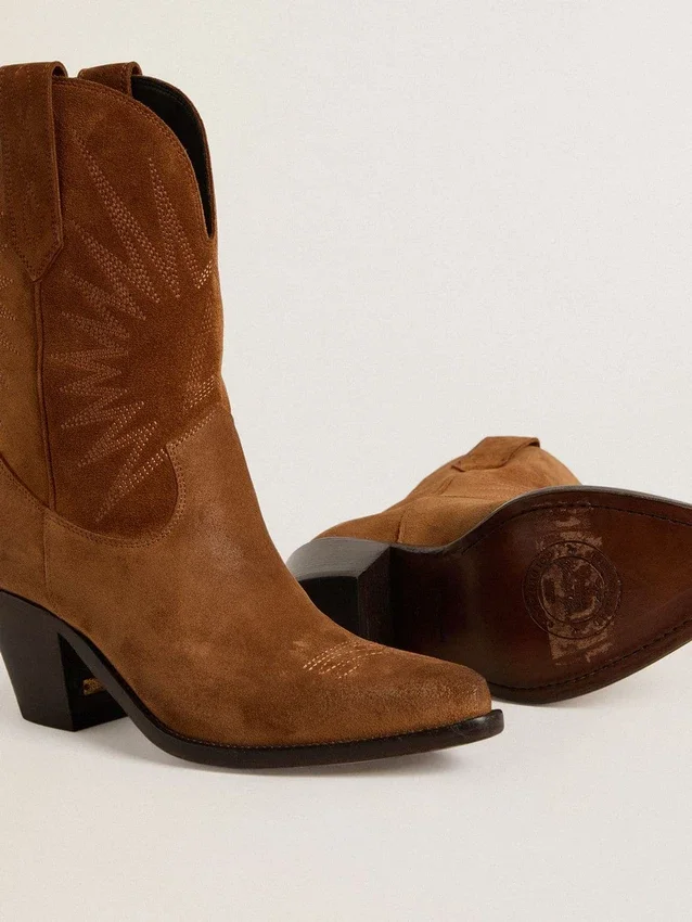 Niedrige „Wish Star“-Stiefel aus cognacfarbenem Wildleder mit ton-in-ton gesticktem Stern