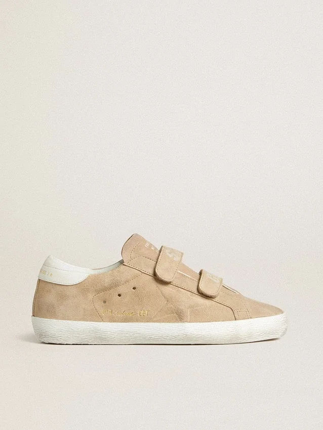 Old-School-Damenschuhe aus beigem Wildleder mit weißer Fersenlasche aus Leder
