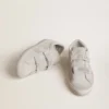 Old-School-Damenschuhe aus hellgrauem Wildleder mit einem Lederstern mit Mikroglitter