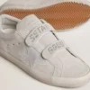 Old-School-Damenschuhe aus hellgrauem Wildleder mit einem Lederstern mit Mikroglitter