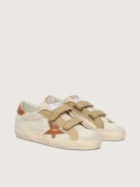 Old-School-Damenschuhe aus perlfarbenem Wildleder mit ziegelrotem Lederstern und Raffia-Riemen