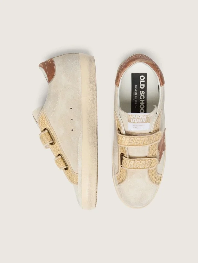 Old-School-Damenschuhe aus perlfarbenem Wildleder mit ziegelrotem Lederstern und Raffia-Riemen