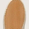 Old-School-Damenschuhe aus perlfarbenem Wildleder mit ziegelrotem Lederstern und Raffia-Riemen