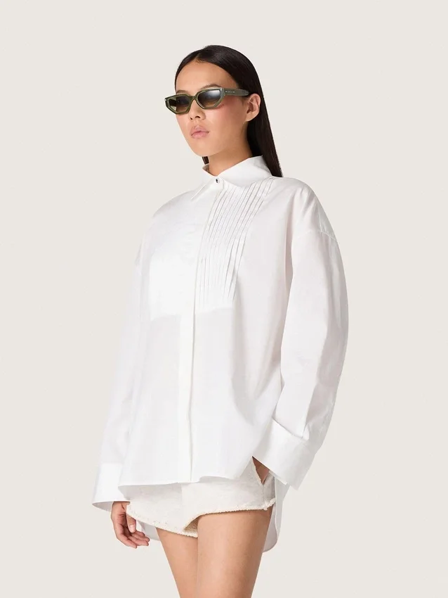 Oversize-Hemd für Damen aus weißer Baumwolle mit Plissee-Detail und Schmucksknöpfen