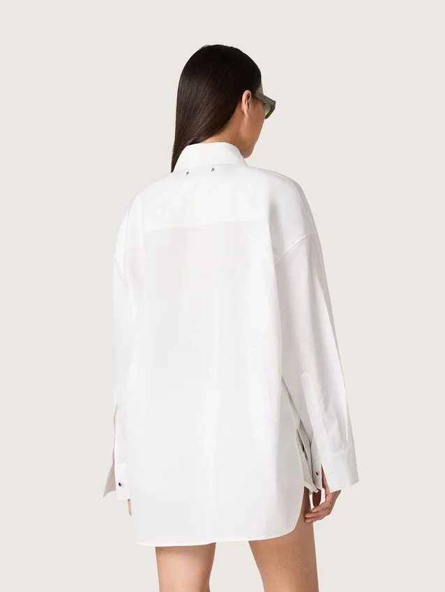Oversize-Hemd für Damen aus weißer Baumwolle mit Plissee-Detail und Schmucksknöpfen