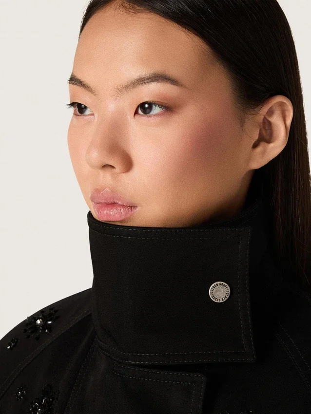 Oversize-Jacke für Damen aus schwarzem Baumwoll-Twill mit floraler Paillettenstickerei