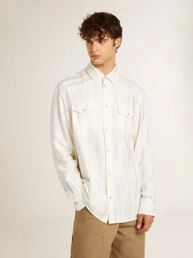 Oversized-Herrenhemd in „Worn-White“-Optik mit vertikalen Streifen