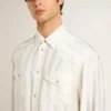 Oversized-Herrenhemd in „Worn-White“-Optik mit vertikalen Streifen