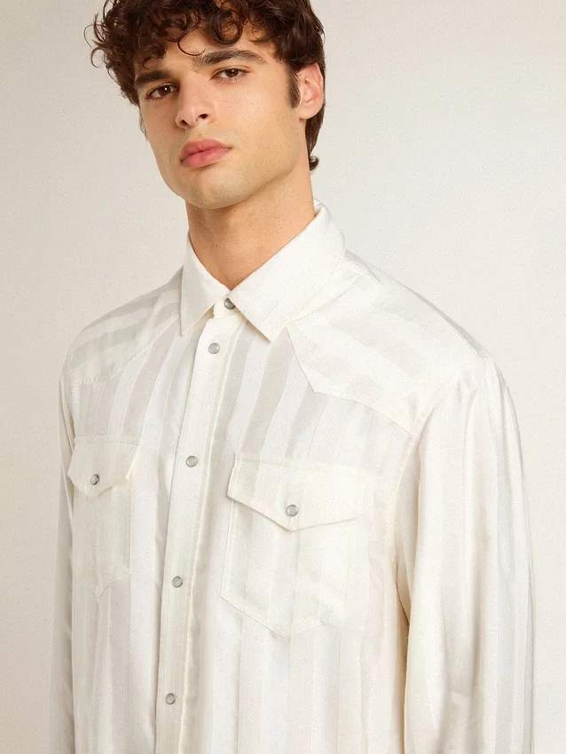 Oversized-Herrenhemd in „Worn-White“-Optik mit vertikalen Streifen
