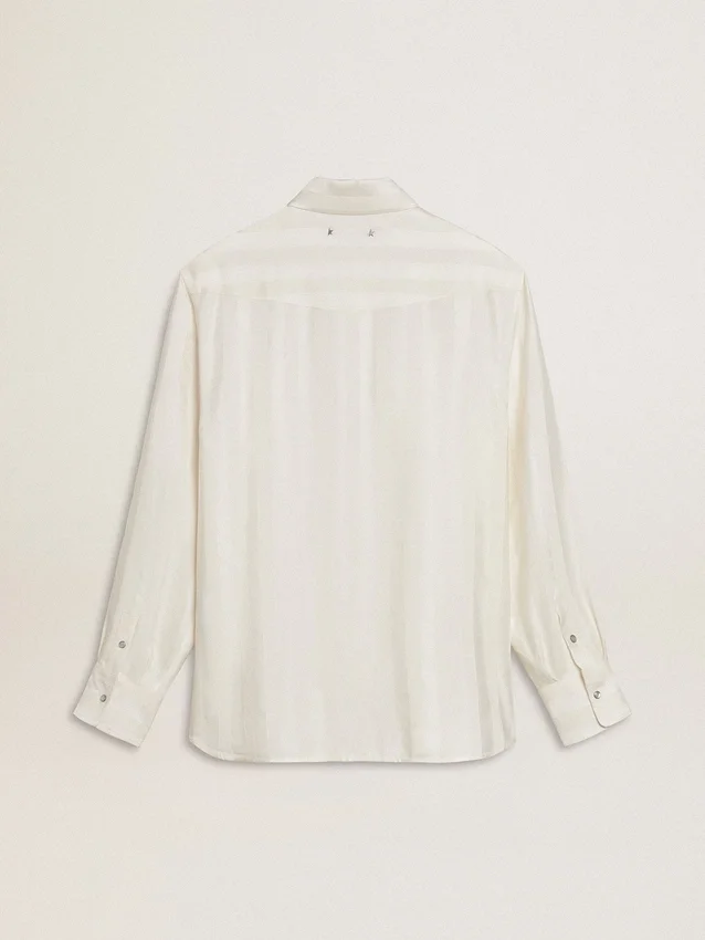 Oversized-Herrenhemd in „Worn-White“-Optik mit vertikalen Streifen