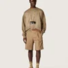Khaki-farbene Socken mit Used-Look-Details und dunkelgrünen sowie weißen Streifen