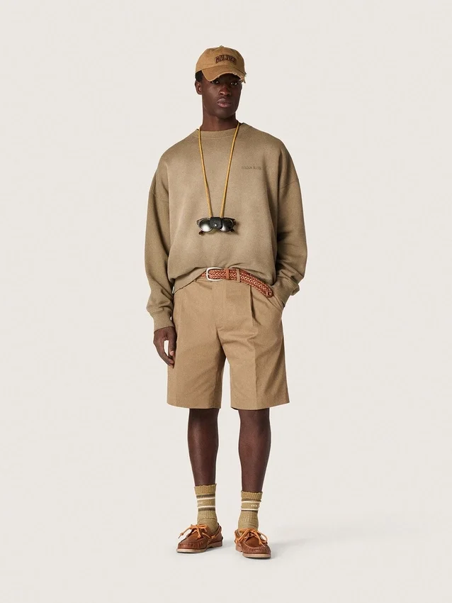 Khaki-farbene Socken mit Used-Look-Details und dunkelgrünen sowie weißen Streifen
