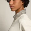 Papyrusweißes Sweatshirt mit Reißverschluss aus der Denise Star Collection und Kristallkragen