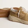 „Running Sole“ aus beigem Nubukleder mit beigem Lederstern