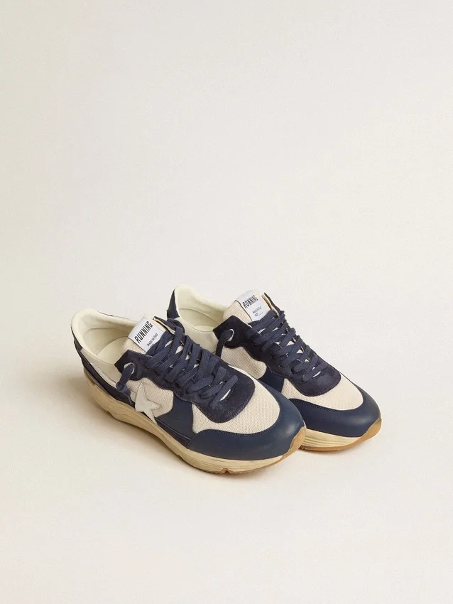 „Running Sole“ aus cremefarbenem Mesh und blauem Leder mit einem weißen Lederstern