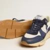 „Running Sole“ aus cremefarbenem Mesh und blauem Leder mit einem weißen Lederstern