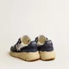 „Running Sole“ aus cremefarbenem Mesh und blauem Leder mit einem weißen Lederstern
