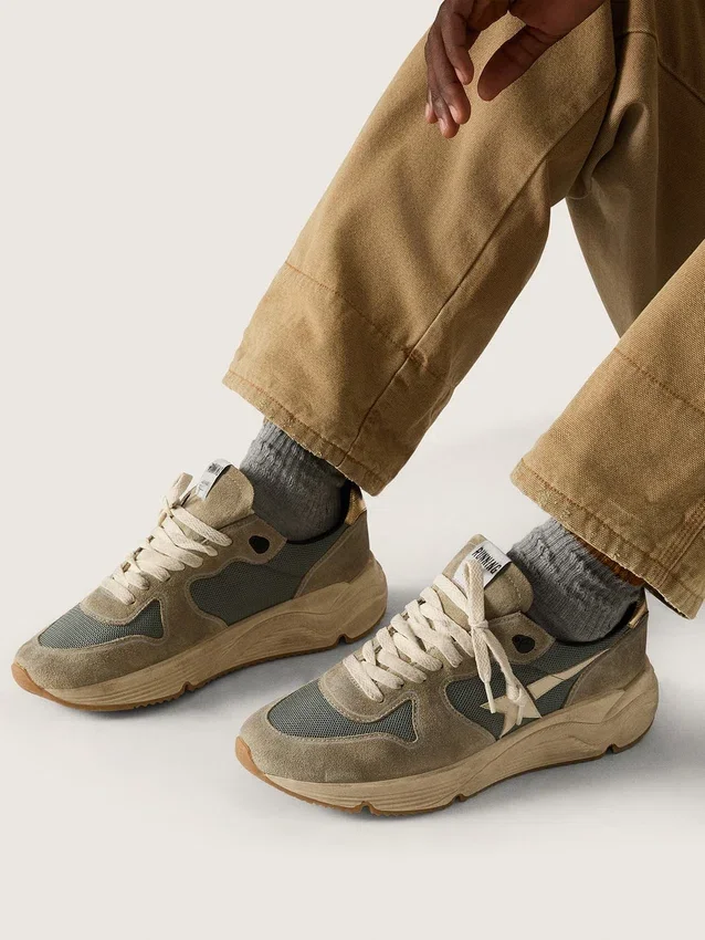 „Running Sole“ aus grauem Wildleder mit weißem Stern und weißer Fersenlasche
