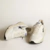 Running Sole aus weißem Leder und Mesh mit blauem, laminiertem Lederstern