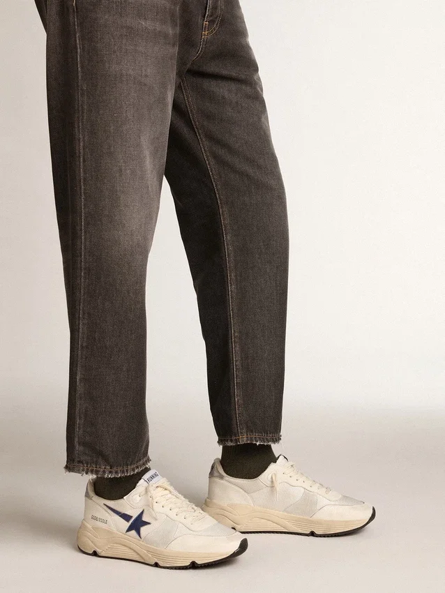 Running Sole aus weißem Leder und Mesh mit blauem, laminiertem Lederstern