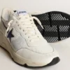 Running Sole aus weißem Leder und Mesh mit blauem, laminiertem Lederstern