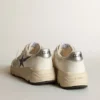 Running Sole aus weißem Leder und Mesh mit blauem, laminiertem Lederstern