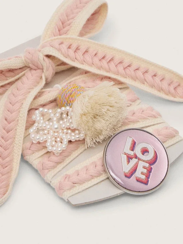 Schnürsenkel aus Lederwaren in Hellbeige mit rosa Zierband, Anstecknadel und Applikationen