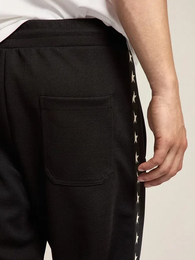 Schwarze Herren-Jogginghose mit weißen Sternen an den Seiten