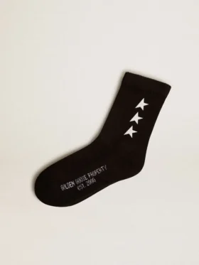 Schwarze Socken mit kontrastierenden weißen Sternen