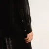 Schwarzes Hemd mit Samtoptik und Stickerei