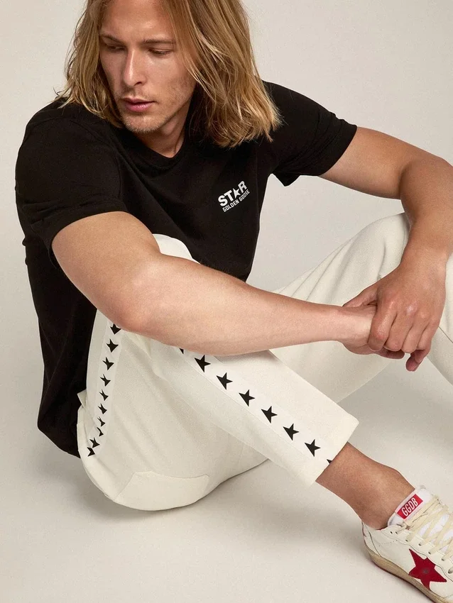 Schwarzes Herren-Hemd mit kontrastierendem weißem Logo und Stern