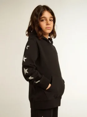 Schwarzes Kapuzensweatshirt für Jungen mit kontrastierenden silbernen Sternen