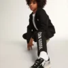 Schwarzes Kapuzensweatshirt mit kontrastierendem weißem Stern und Logo