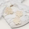 „Skins“ – weiße, gekräuselte Schnürsenkel mit blumenförmigen Perlenapplikationen