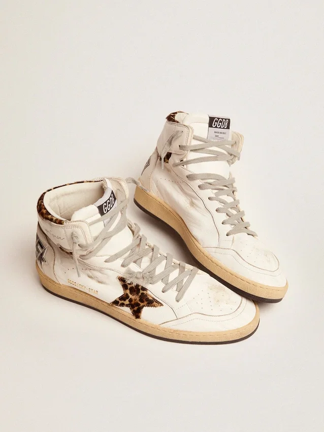 Sky-Star-Sneaker mit Signatur am Knöchel und Einsätzen aus Ponyfell mit Leopardenmuster