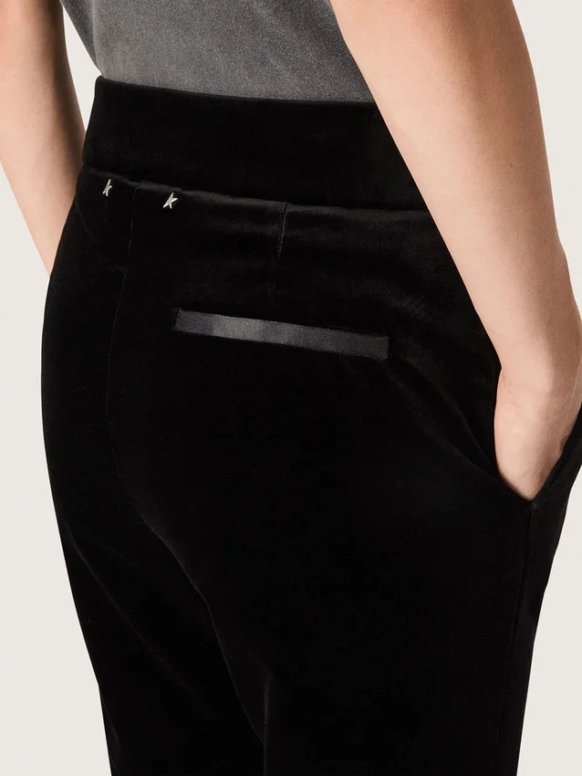 Slim-Fit-Hose mit ausgestelltem Bein aus schwarzem Baumwollsamt für Damen