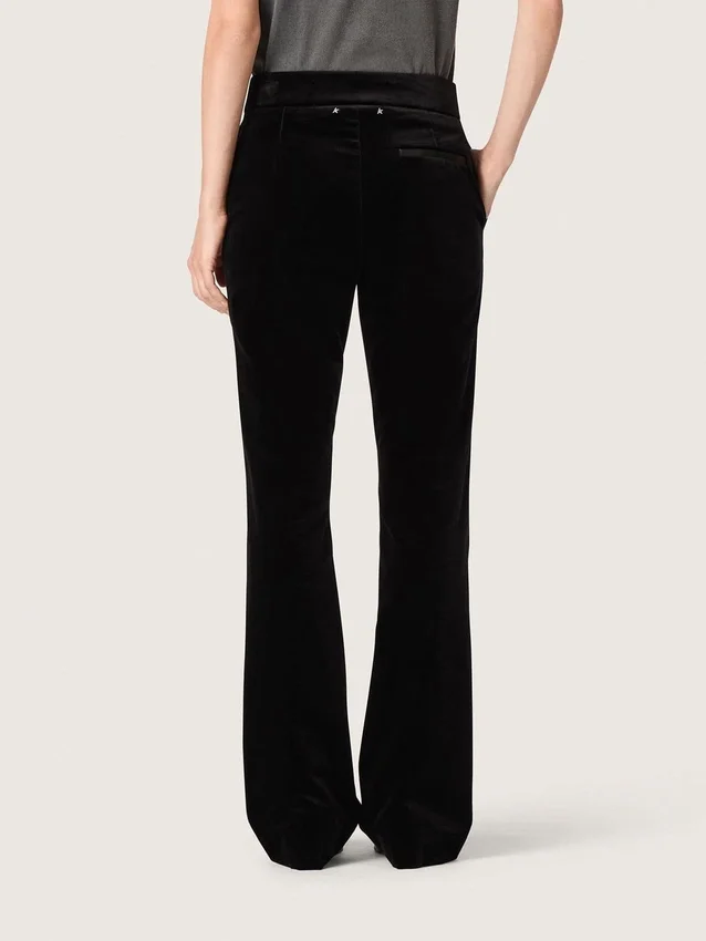 Slim-Fit-Hose mit ausgestelltem Bein aus schwarzem Baumwollsamt für Damen