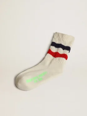 Socken aus weißer Baumwolle mit Used-Look und roten sowie marineblauen Streifen
