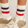 Socken aus weißer Baumwolle mit Used-Look und roten sowie marineblauen Streifen