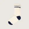 Socken in abgenutztem Weiß mit Umschlag und dunkelblauen Details