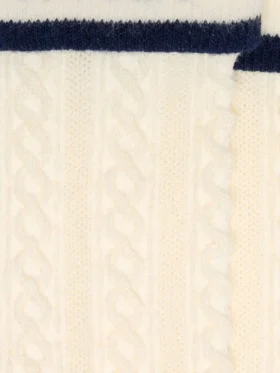 Socken in abgenutztem Weiß mit Umschlag und dunkelblauen Details