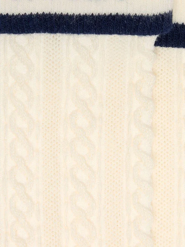 Socken in abgenutztem Weiß mit Umschlag und dunkelblauen Details