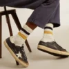 Socken in gealtertem Weiß mit Used-Look-Details und zweifarbigen Streifen