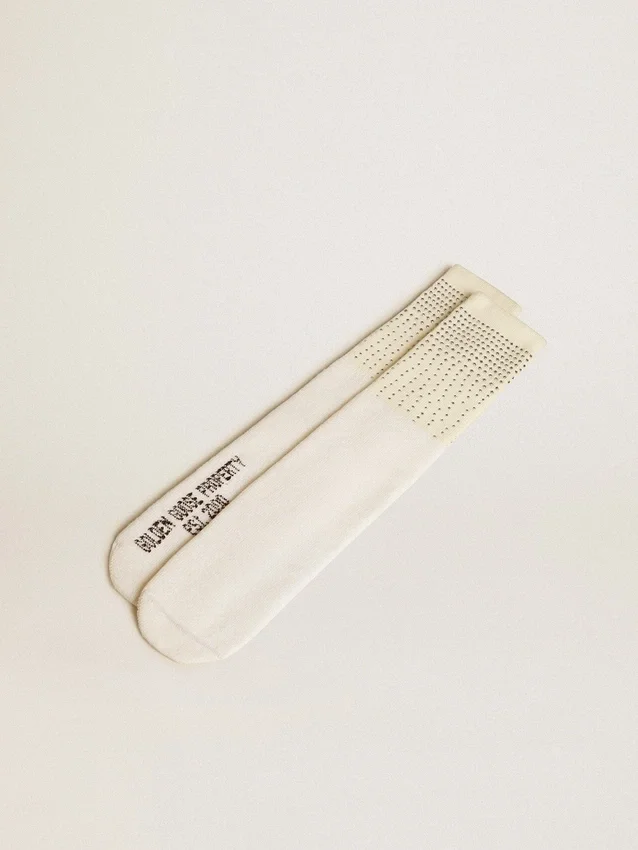 Socken in Used-White-Optik mit aufgesetzten Kristallen