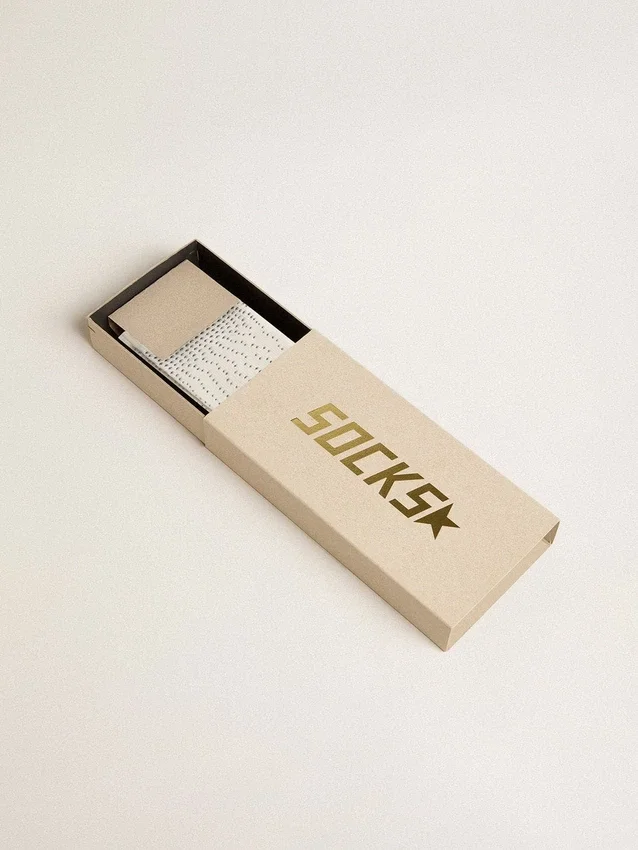 Socken in Used-White-Optik mit aufgesetzten Kristallen