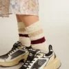 Socken in Used-White-Optik mit Distressed-Details und beigen sowie burgunderroten Streifen