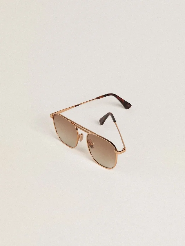 Sonnenbrille im Pilotenstil mit goldenem Rahmen und beigen Gläsern